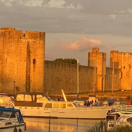 Daire Cosy Avec Vue Sur Remparts A Aigues-Mortes